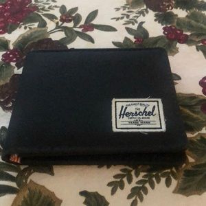 Men’s Hershel Billfold Wallet in Like new condition
